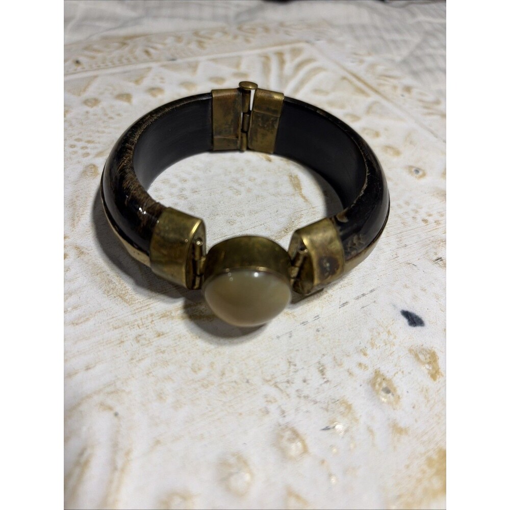 VINTAGE CAROL FOR EVA GRAHAM BLACK HORN-AGATE-BRASS HINGED BANGLE, PIN CLOSURE